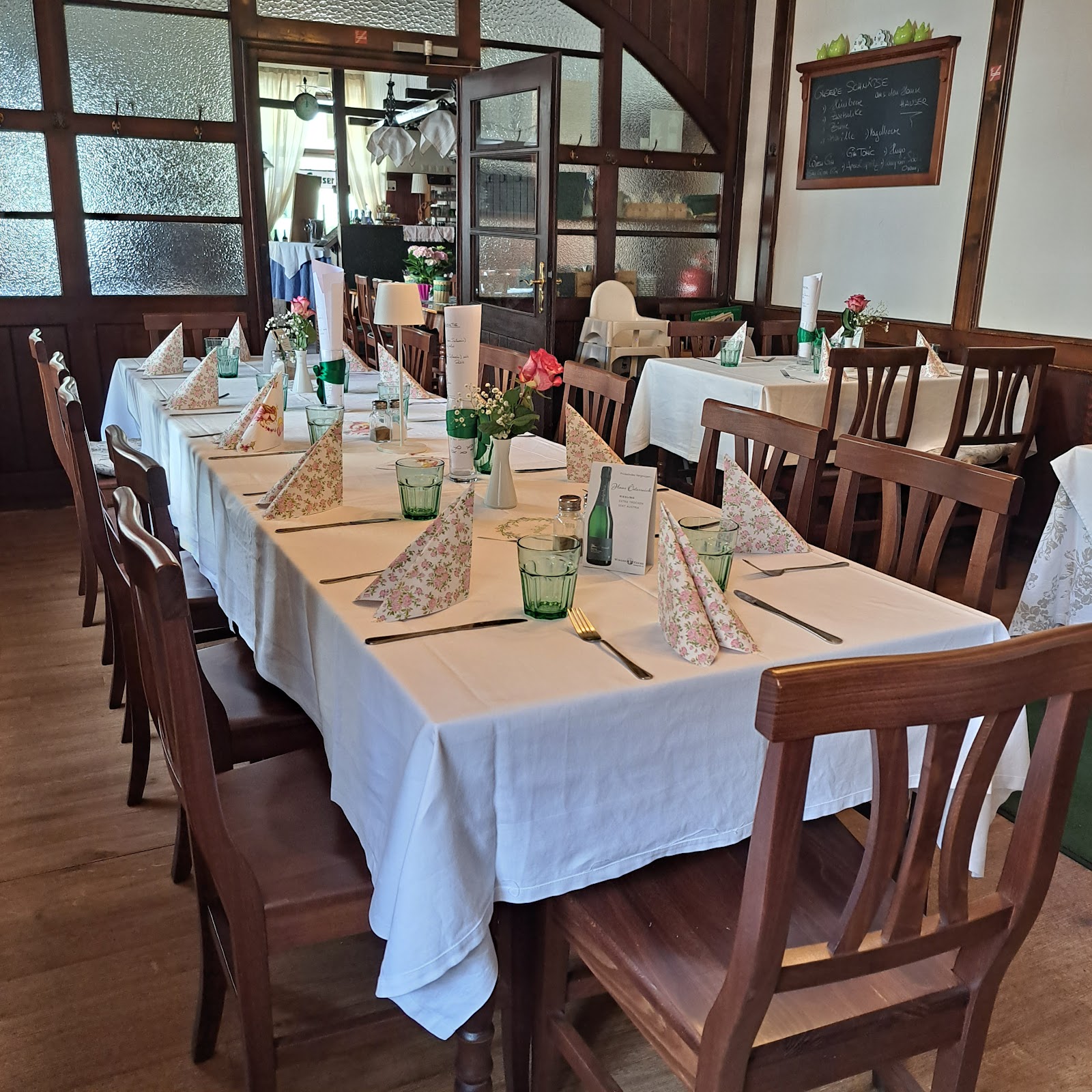 Gemütlicher Gastraum mit traditionellem Holzinterieur