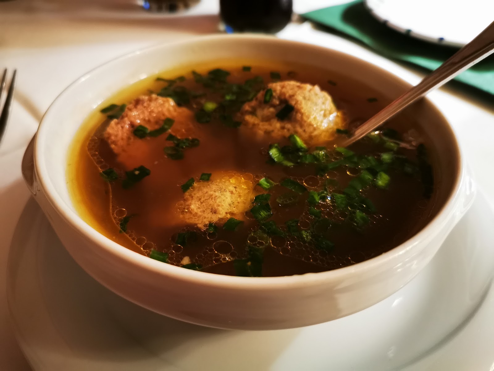 Stammtisch mit warmer Beleuchtung